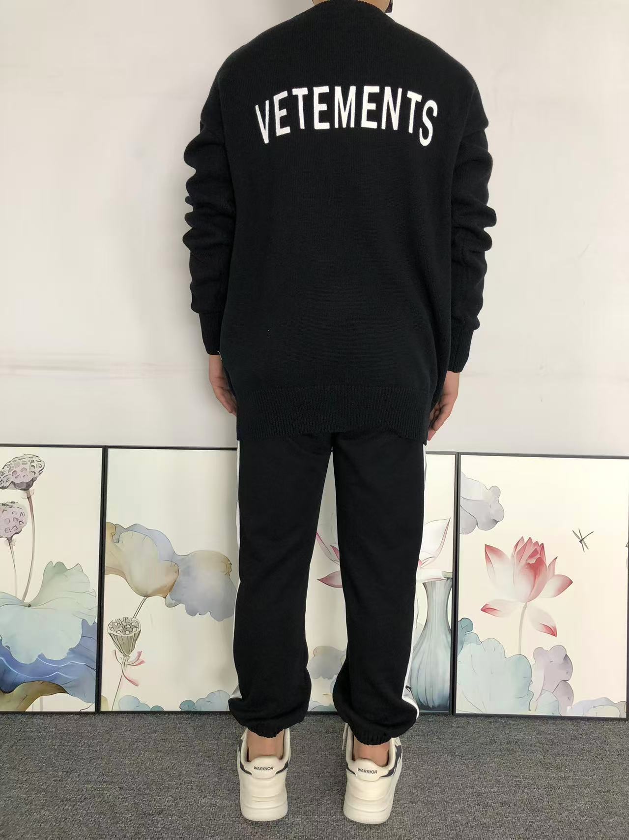 V - SWEATER