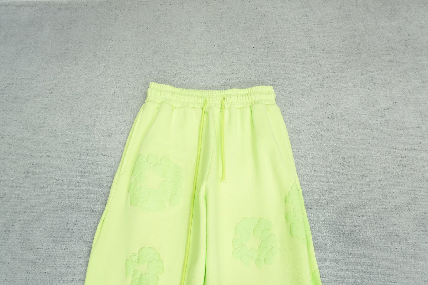 D - SWEATPANTS