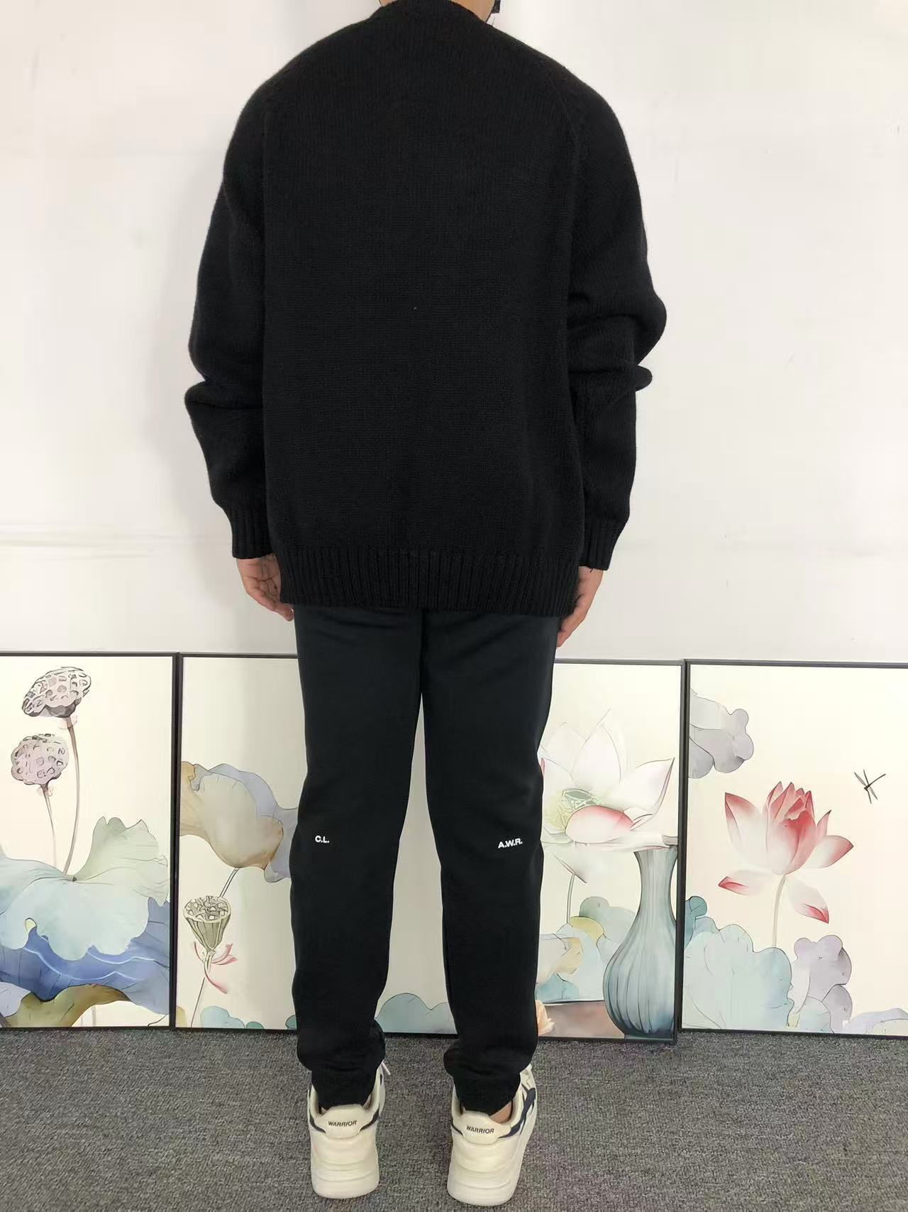 U - SWEATER