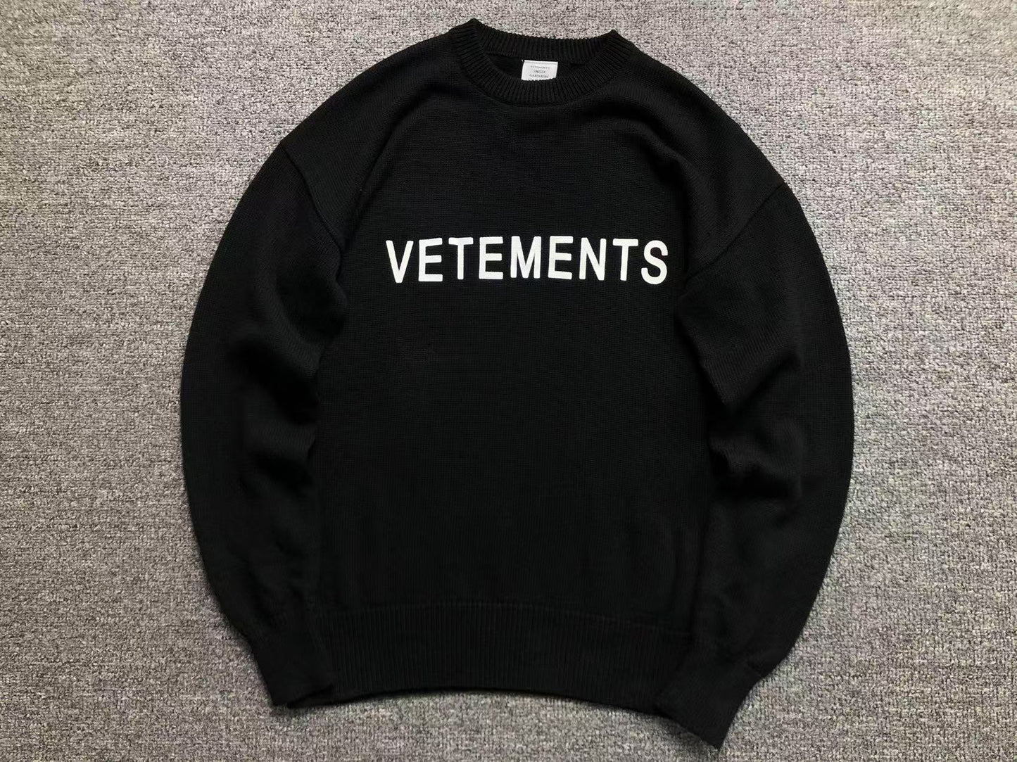 V - SWEATER