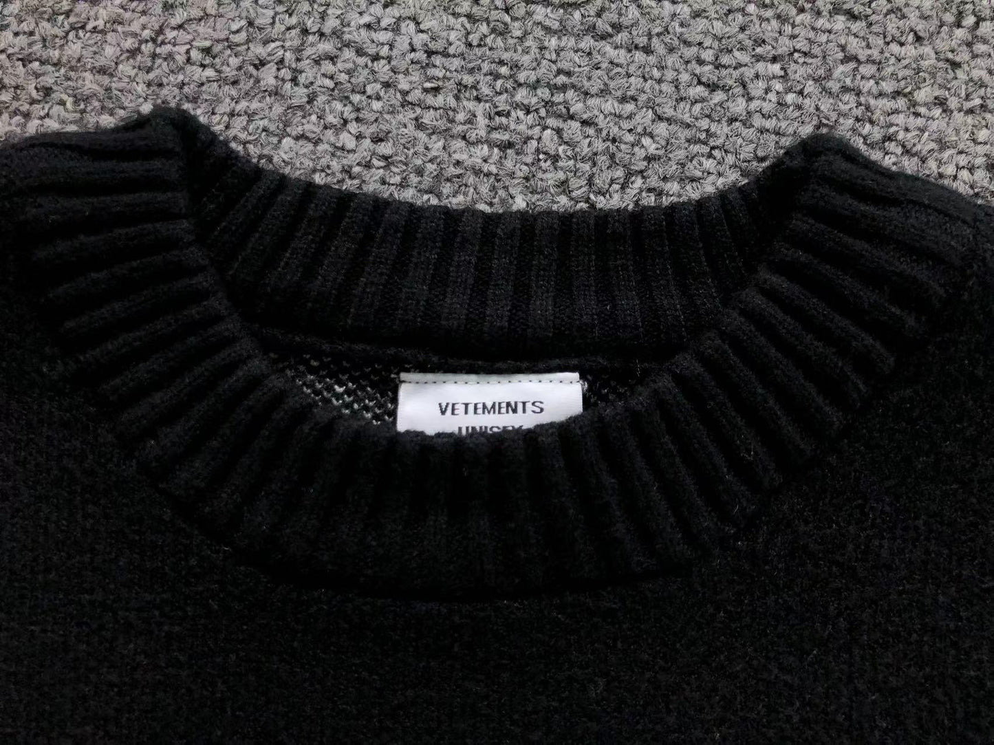 V - SWEATER