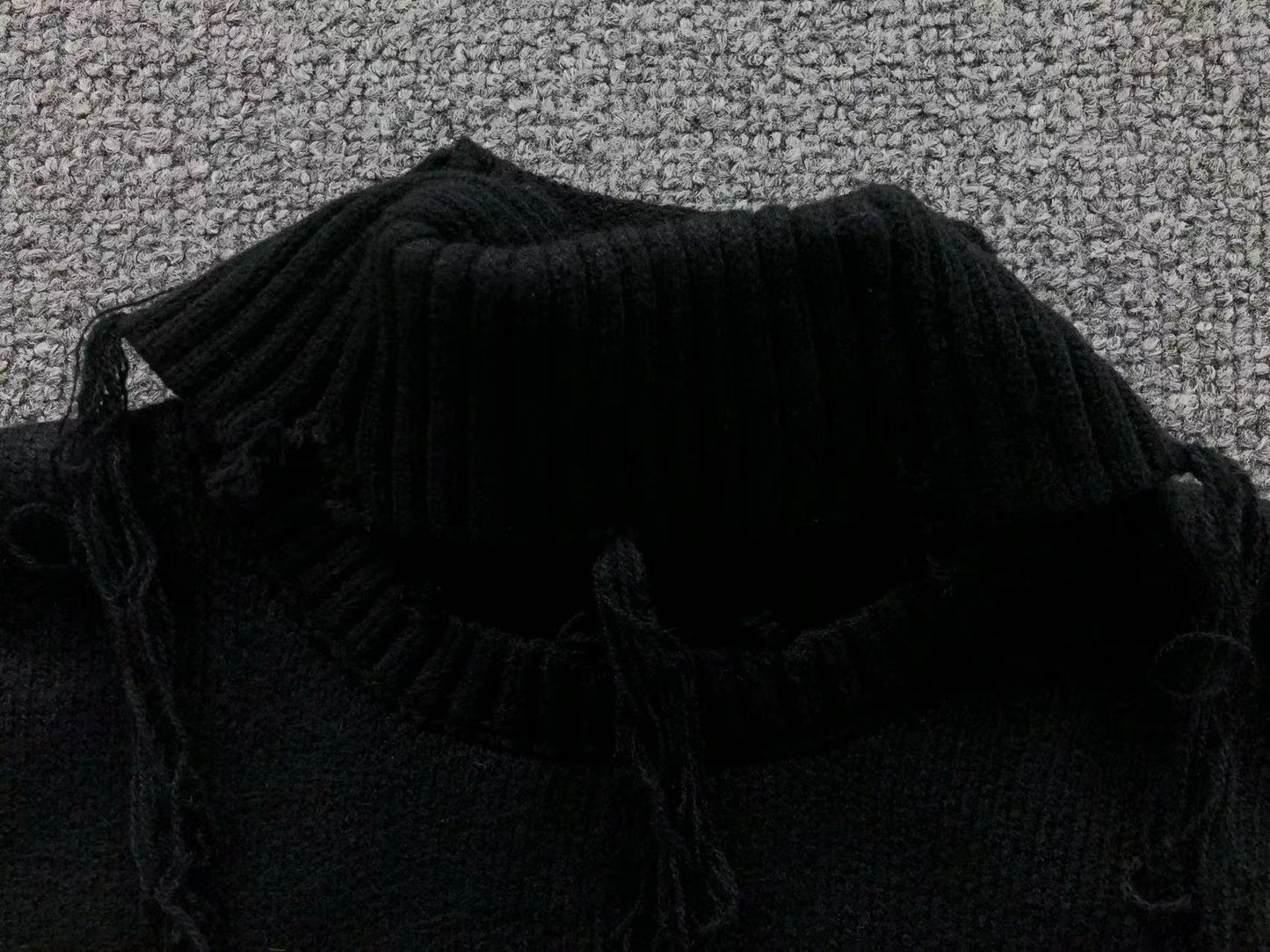 V - SWEATER