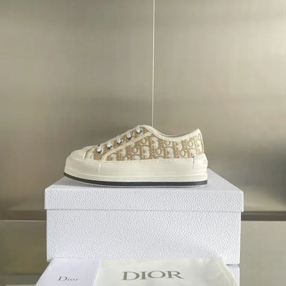 D - SNEAKERS