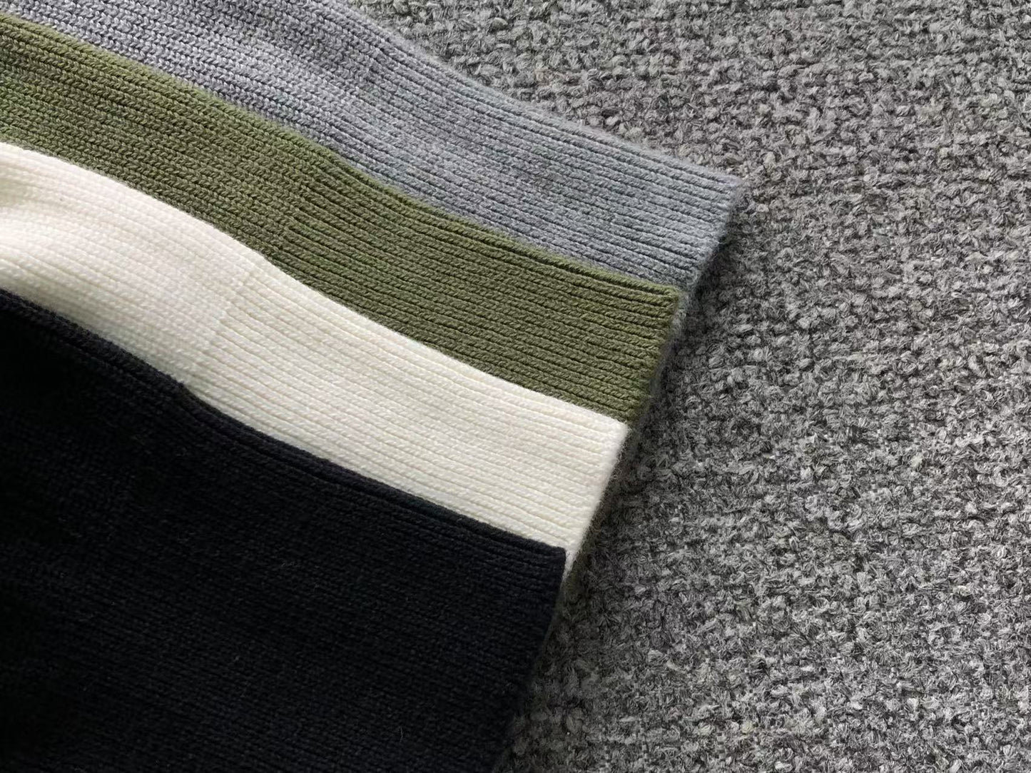 W - SWEATER