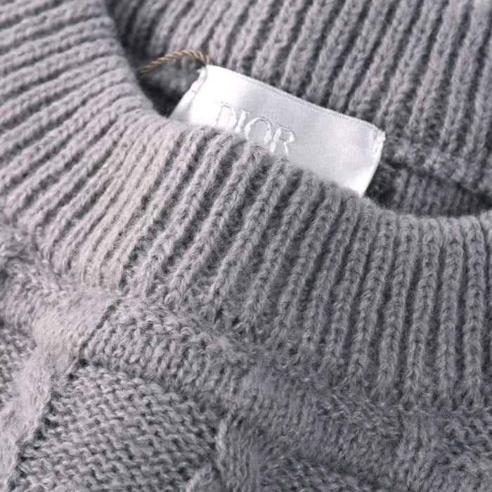 D - SWEATER