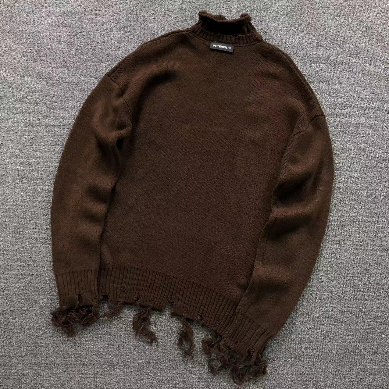 V - SWEATER