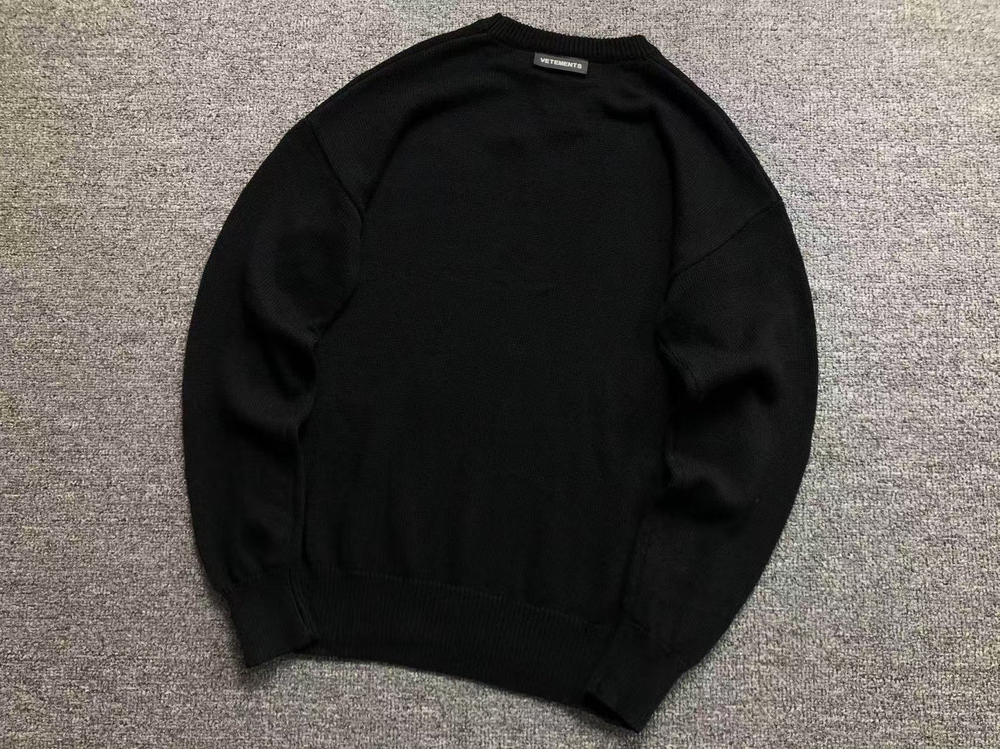 V - SWEATER