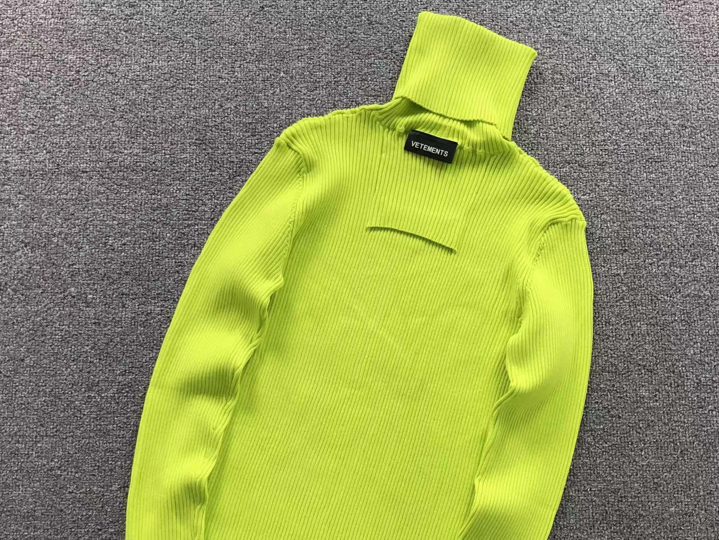 V - SWEATER