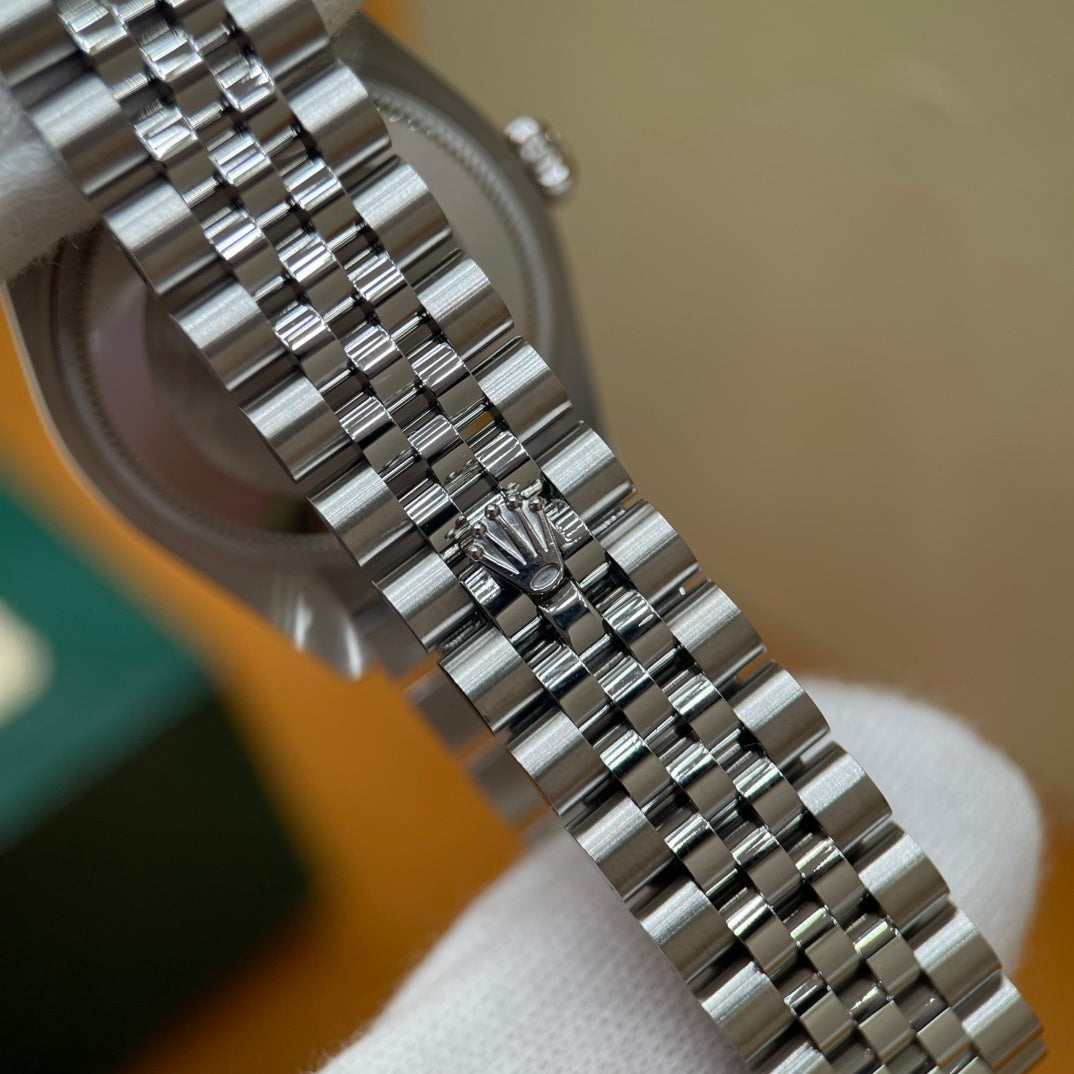 M - Watch
