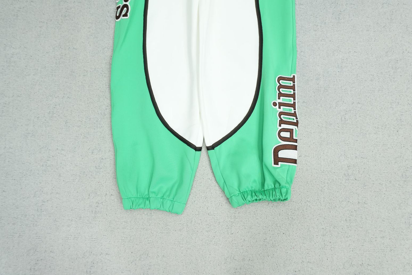 D - SWEATPANTS