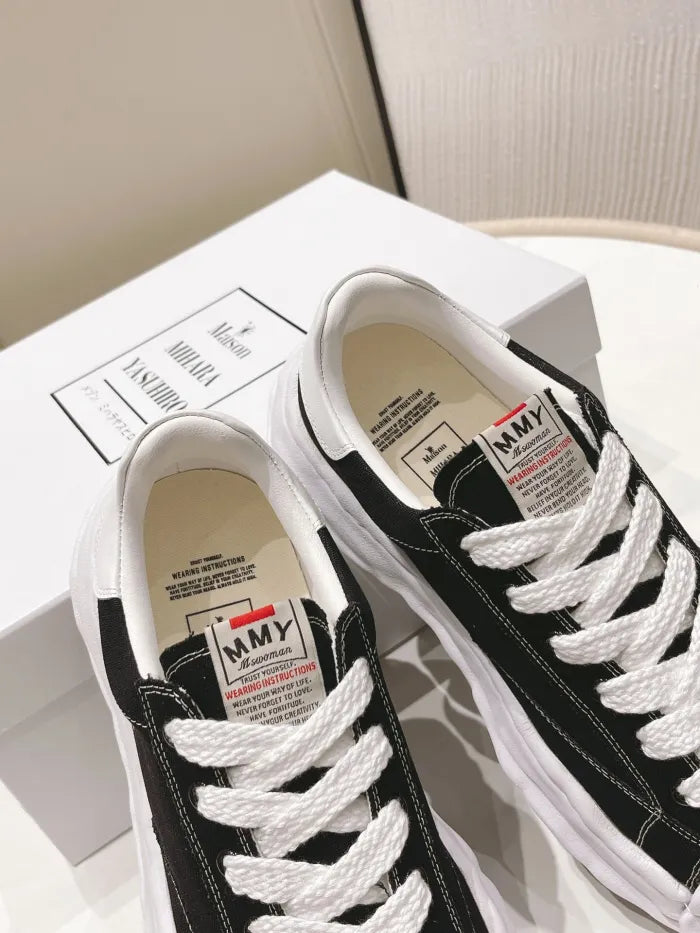 A - SNEAKERS