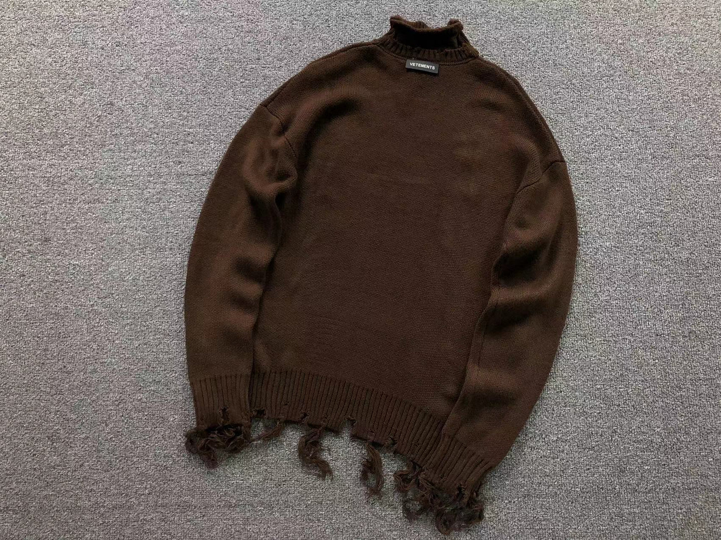 V - SWEATER