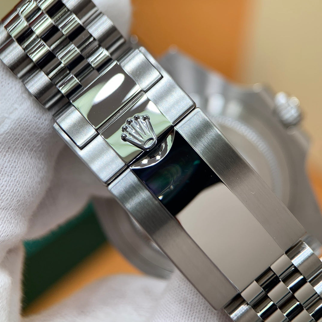 M - Watch