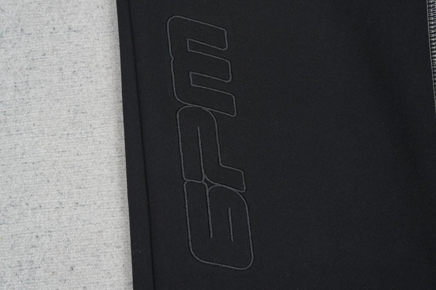 S - SWEATPANTS