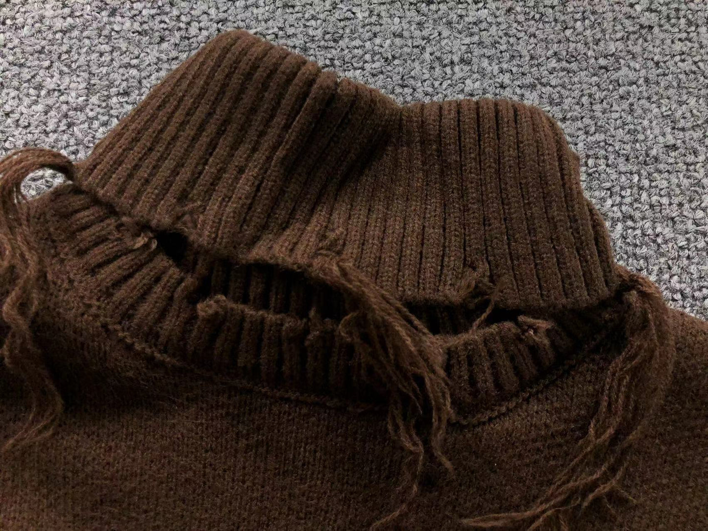 V - SWEATER