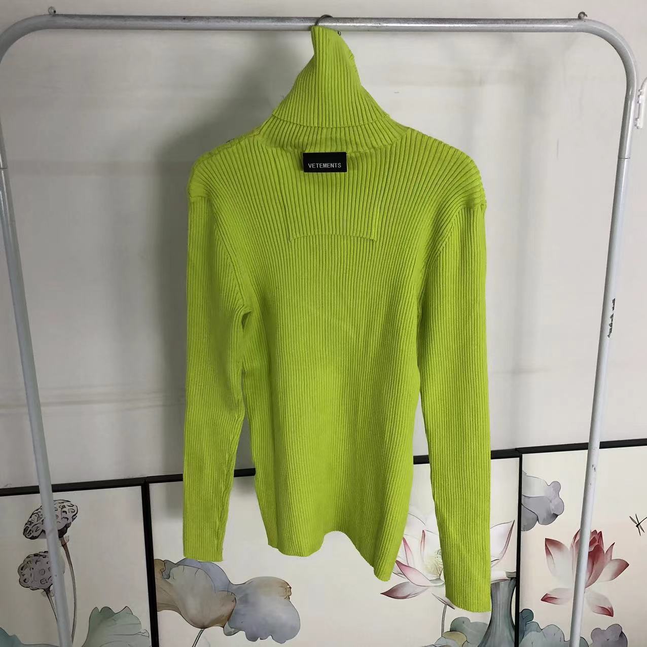 V - SWEATER