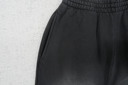 V - SWEATPANTS