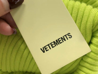 V - SWEATER