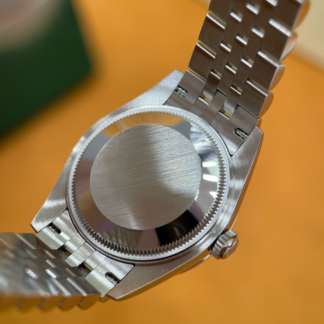 M - Watch