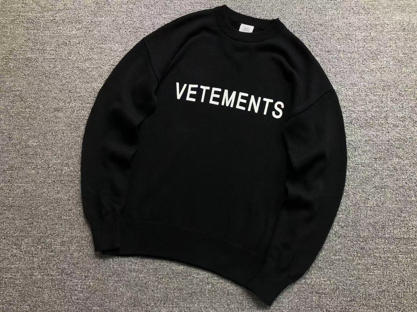 V - SWEATER
