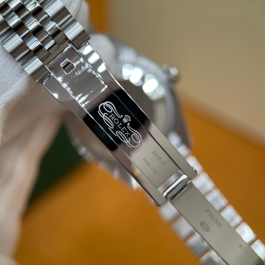 M - Watch