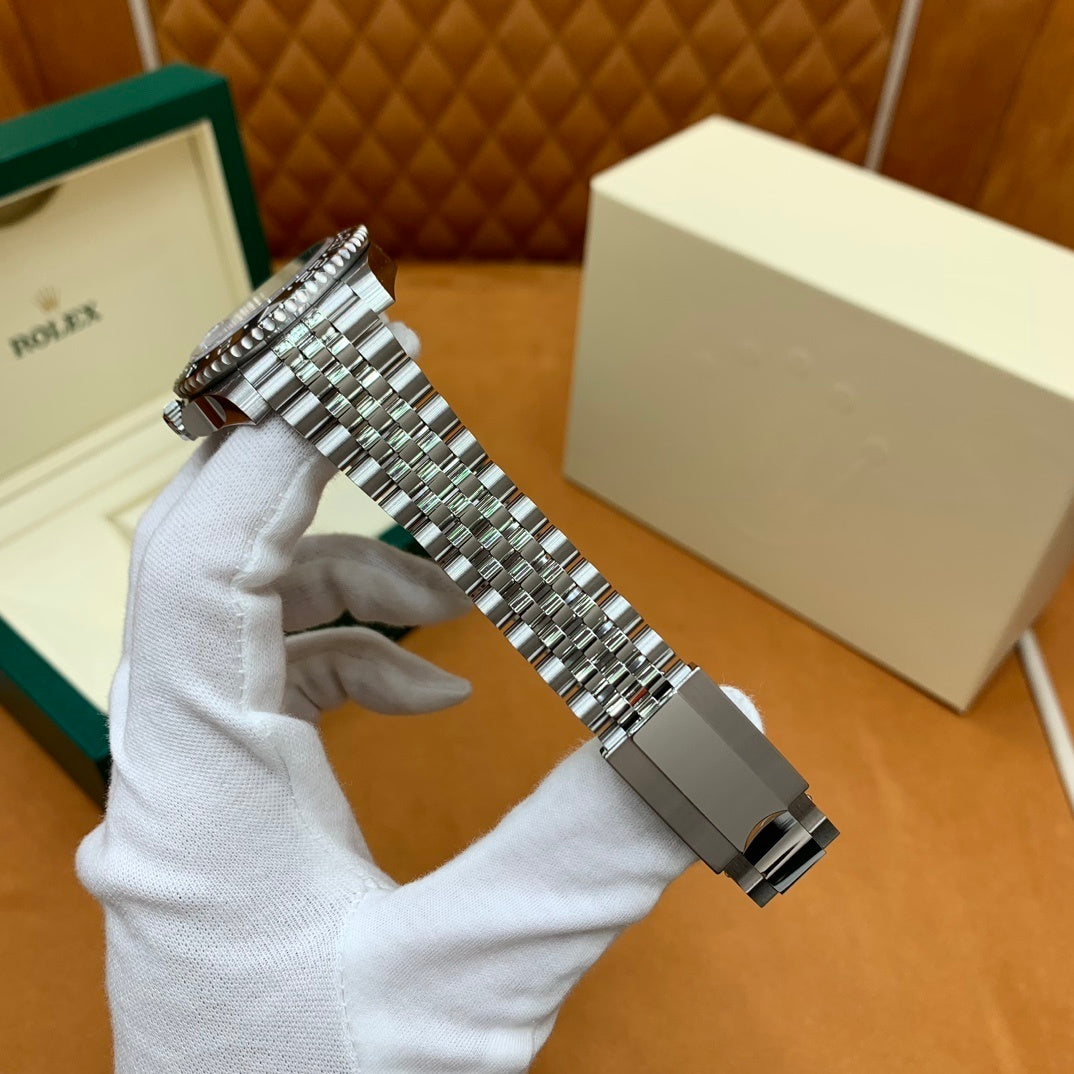 M - Watch