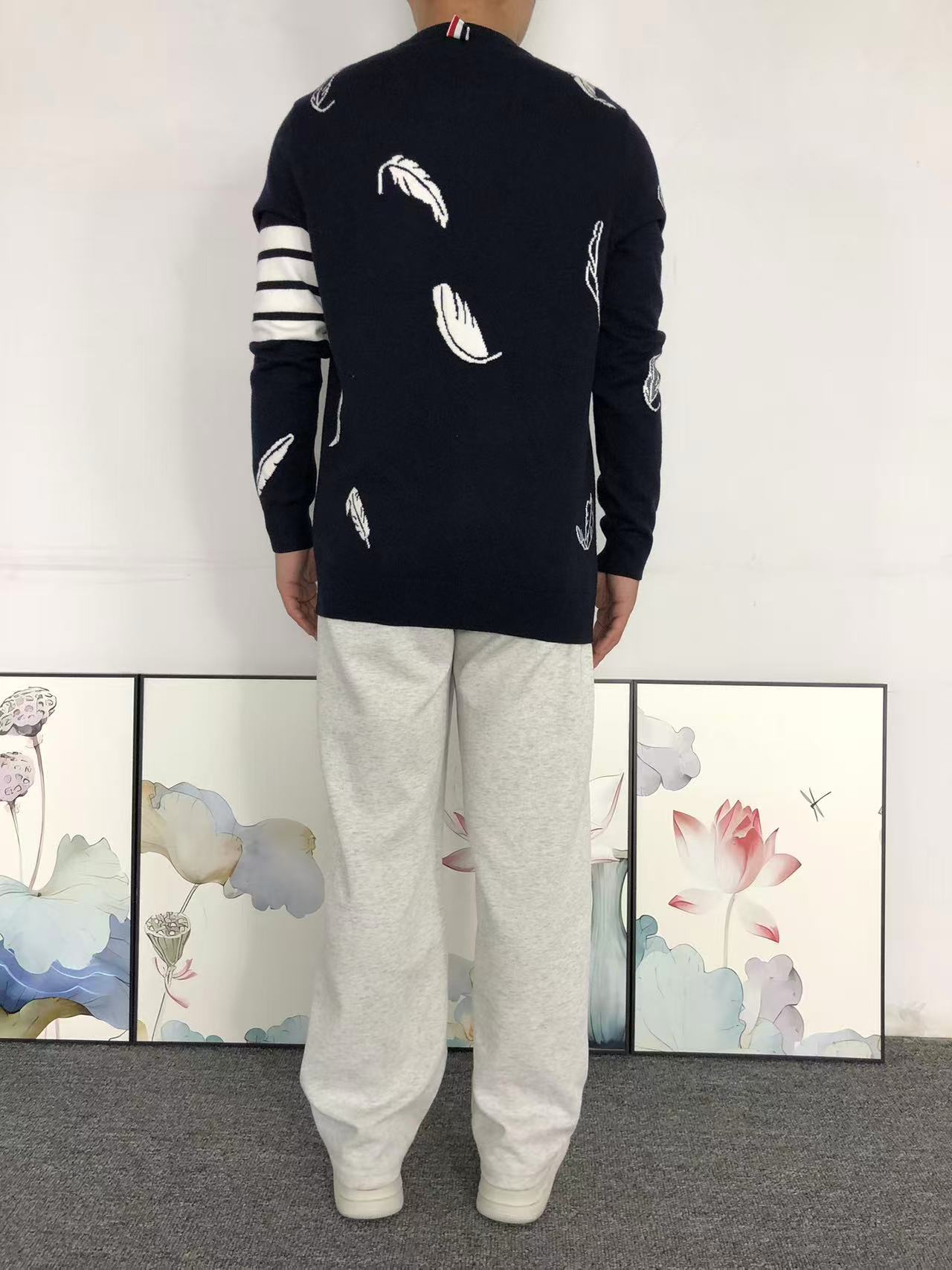 T - SWEATER