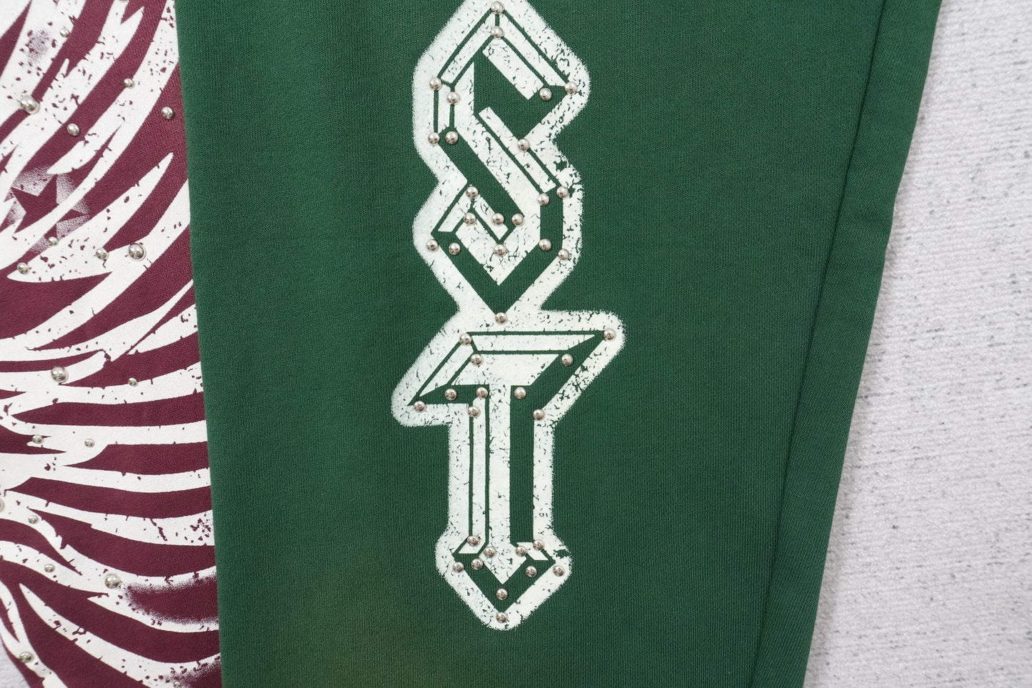 L - SWEATPANTS