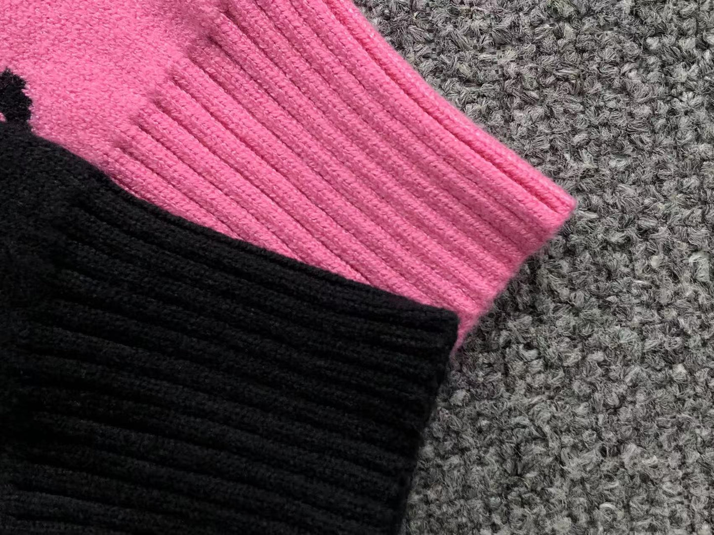 V - SWEATER