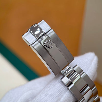 M - Watch