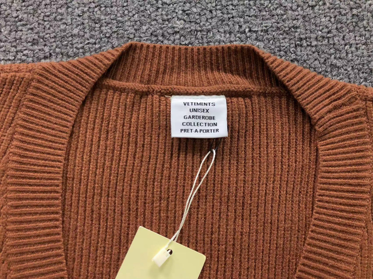V - SWEATER