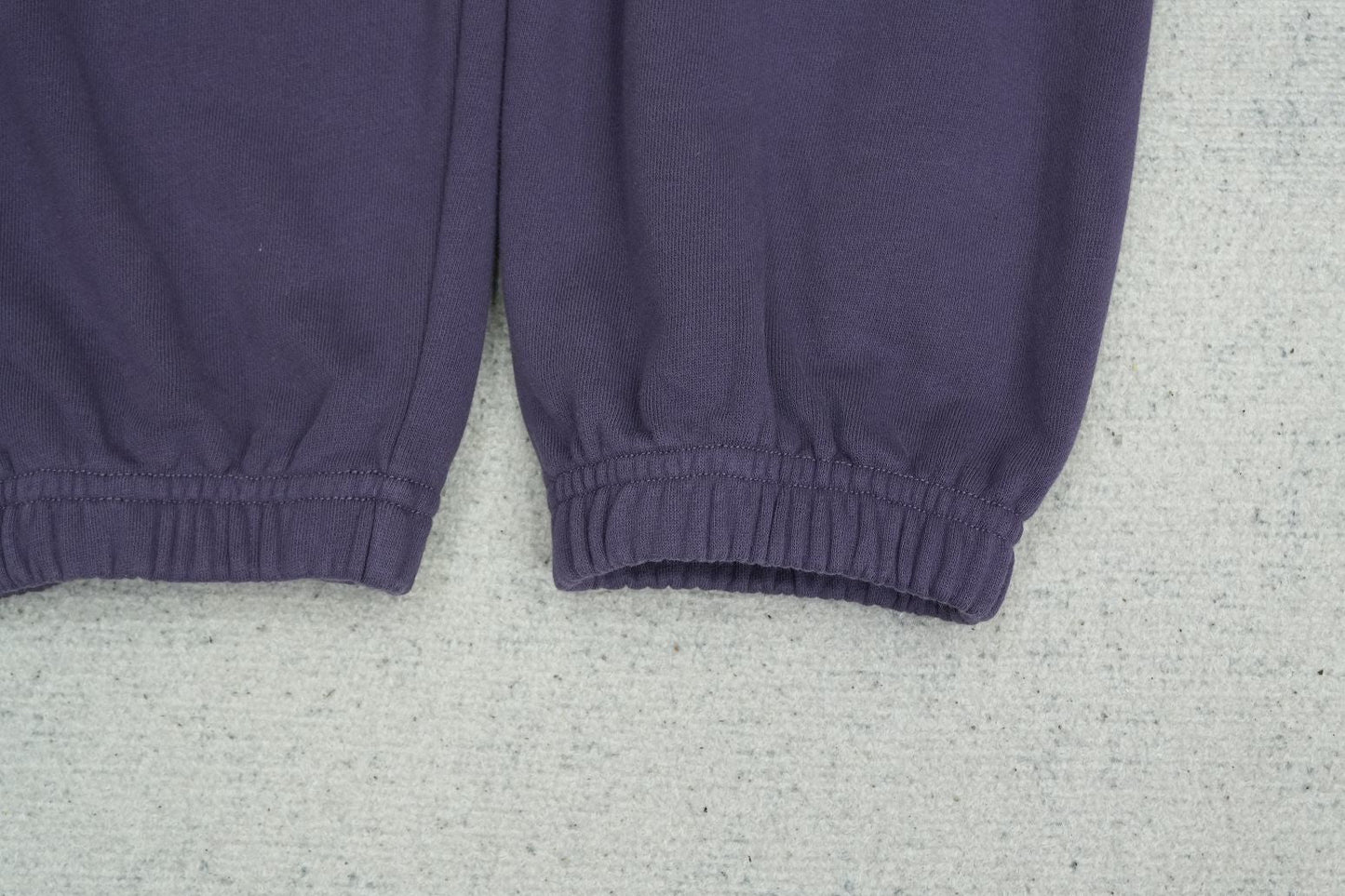 D - SWEATPANTS