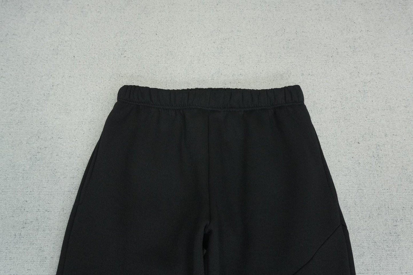 S - SWEATPANTS