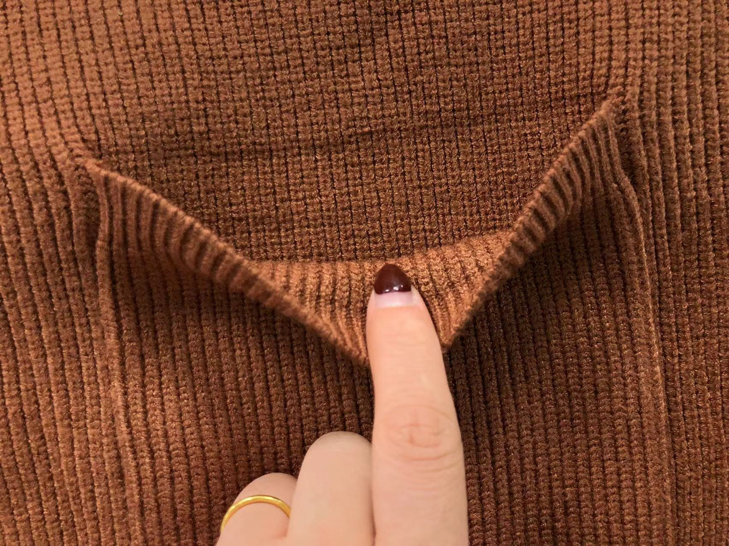 V - SWEATER