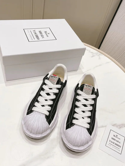A - SNEAKERS