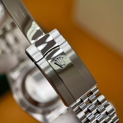 M - Watch