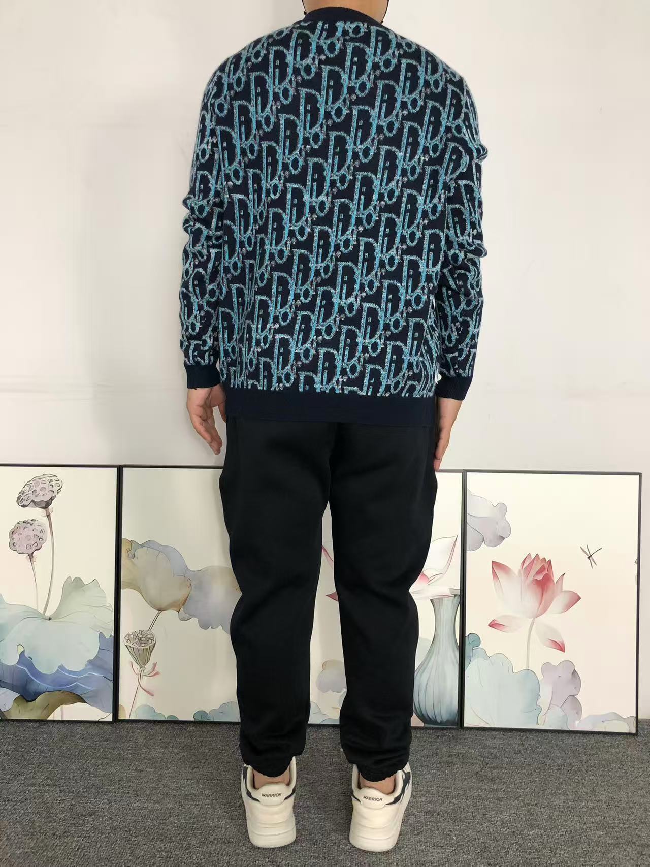 D - SWEATER
