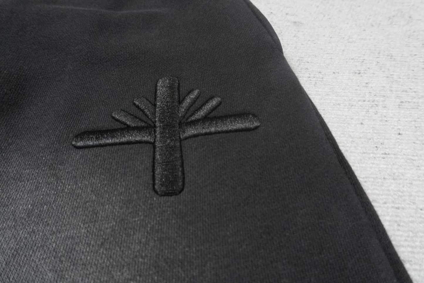 V - SWEATPANTS