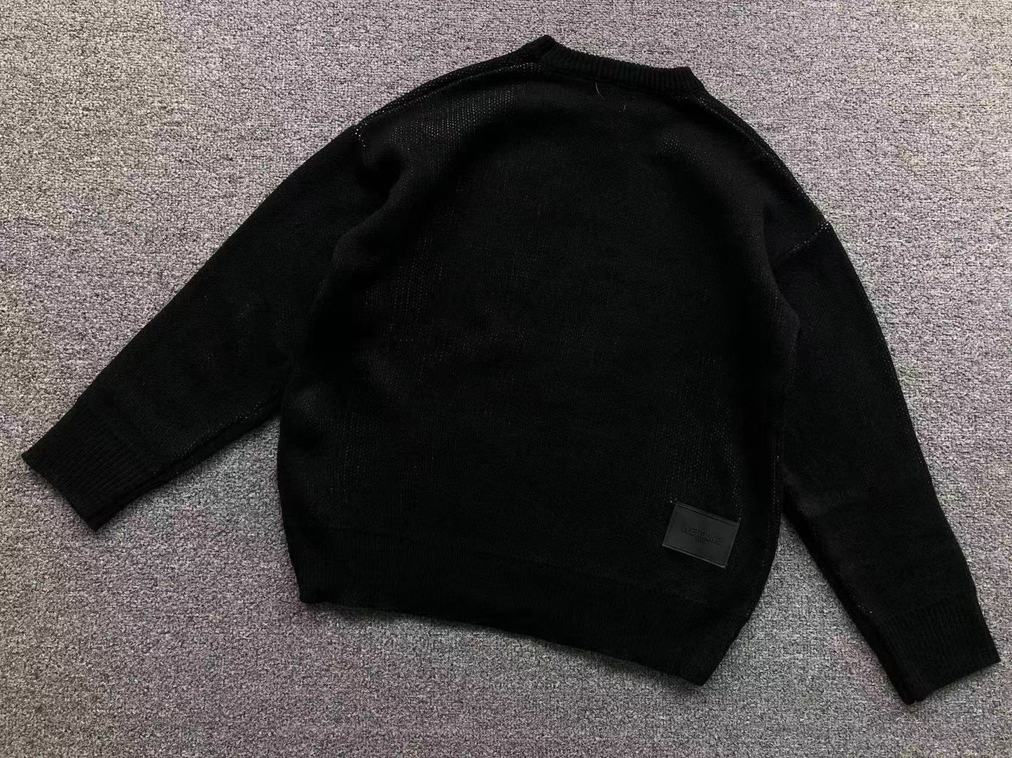 W - SWEATER
