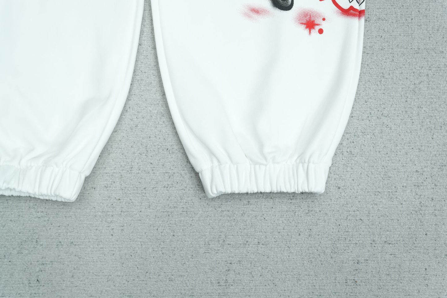 V - SWEATPANTS