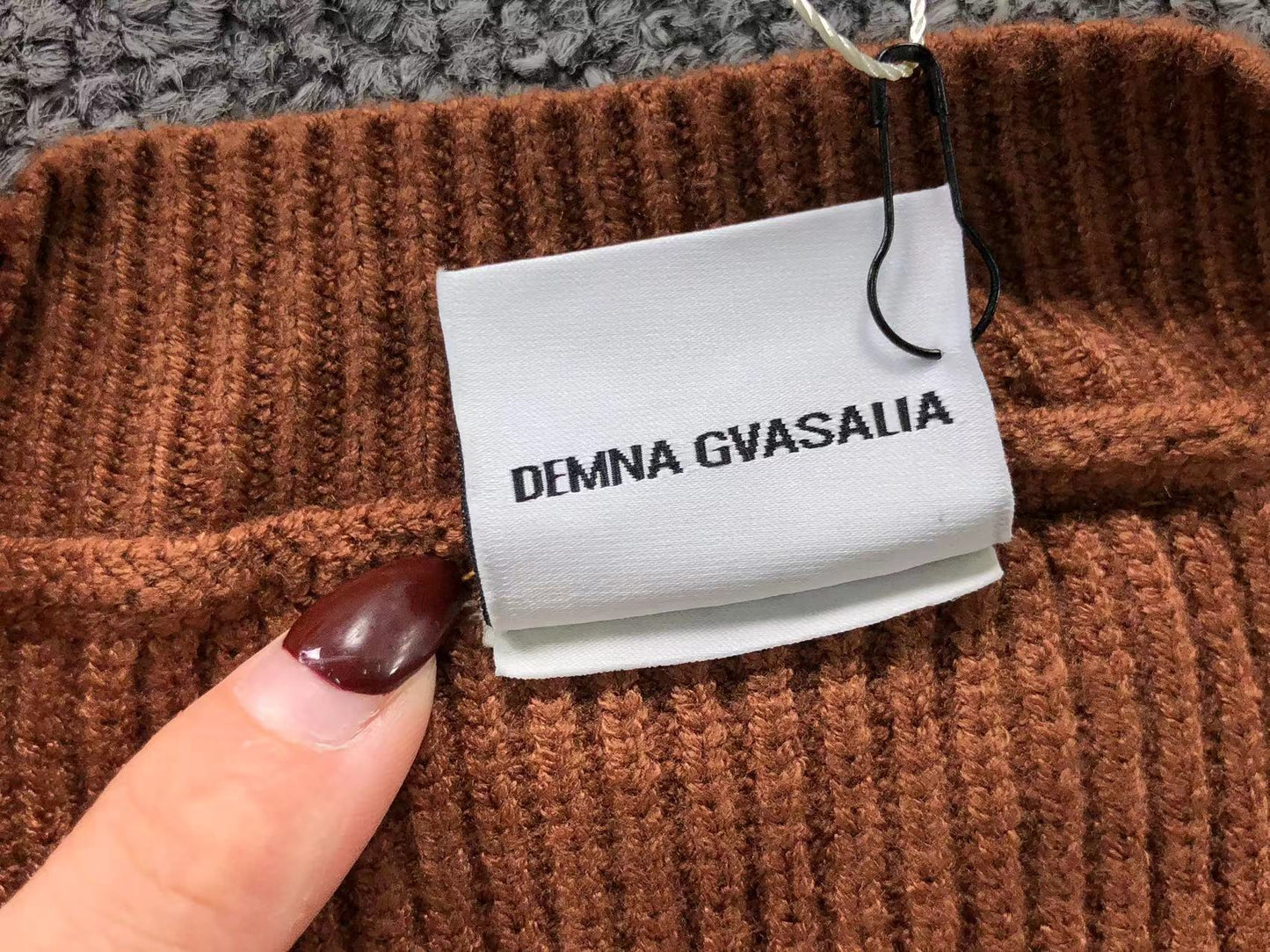 V - SWEATER