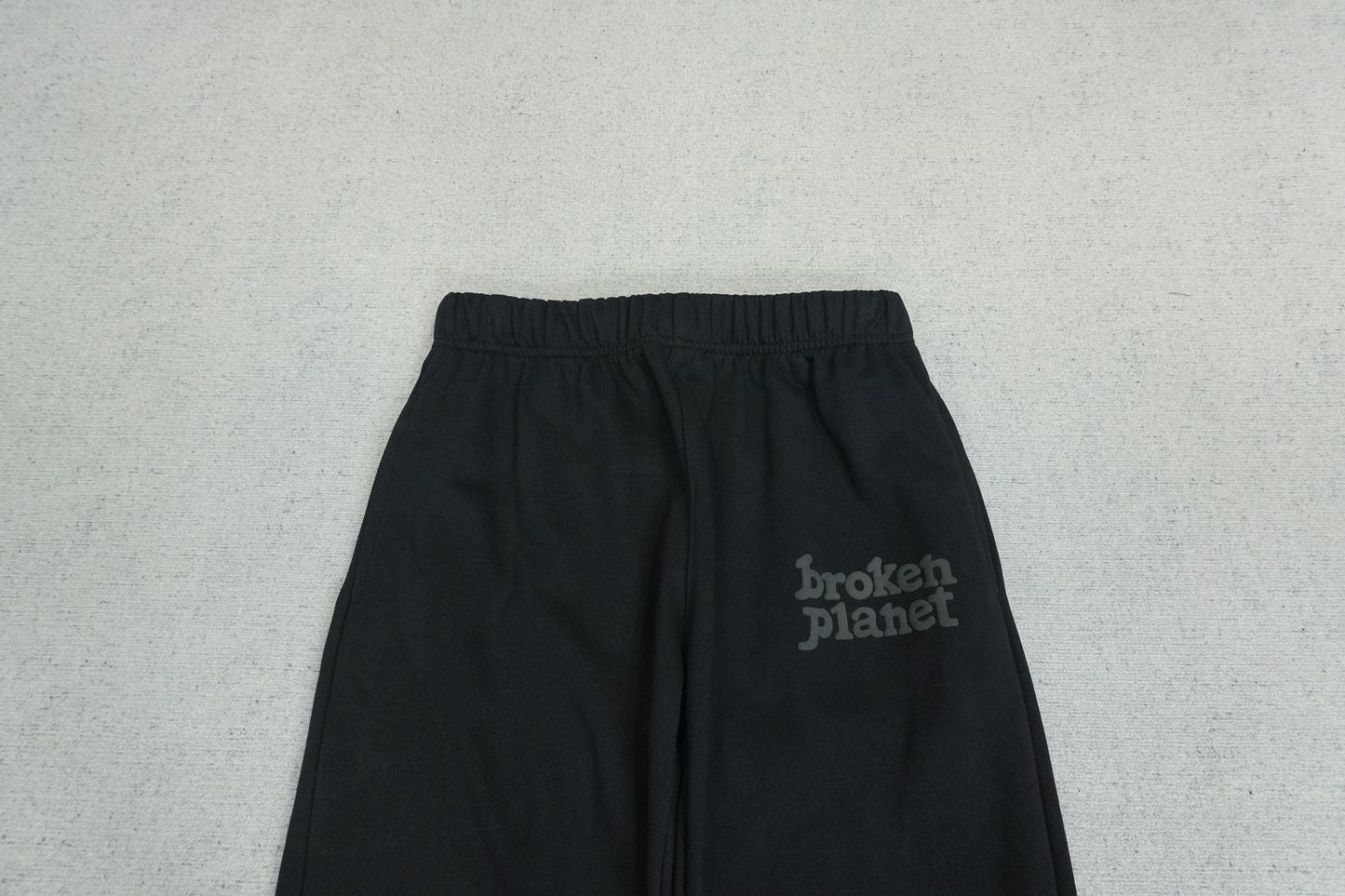B - SWEATPANTS