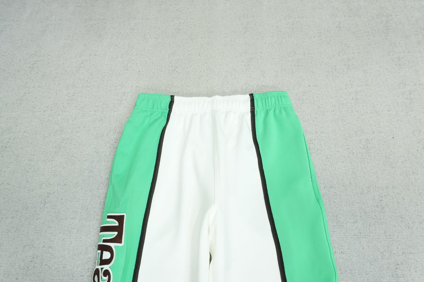 D - SWEATPANTS