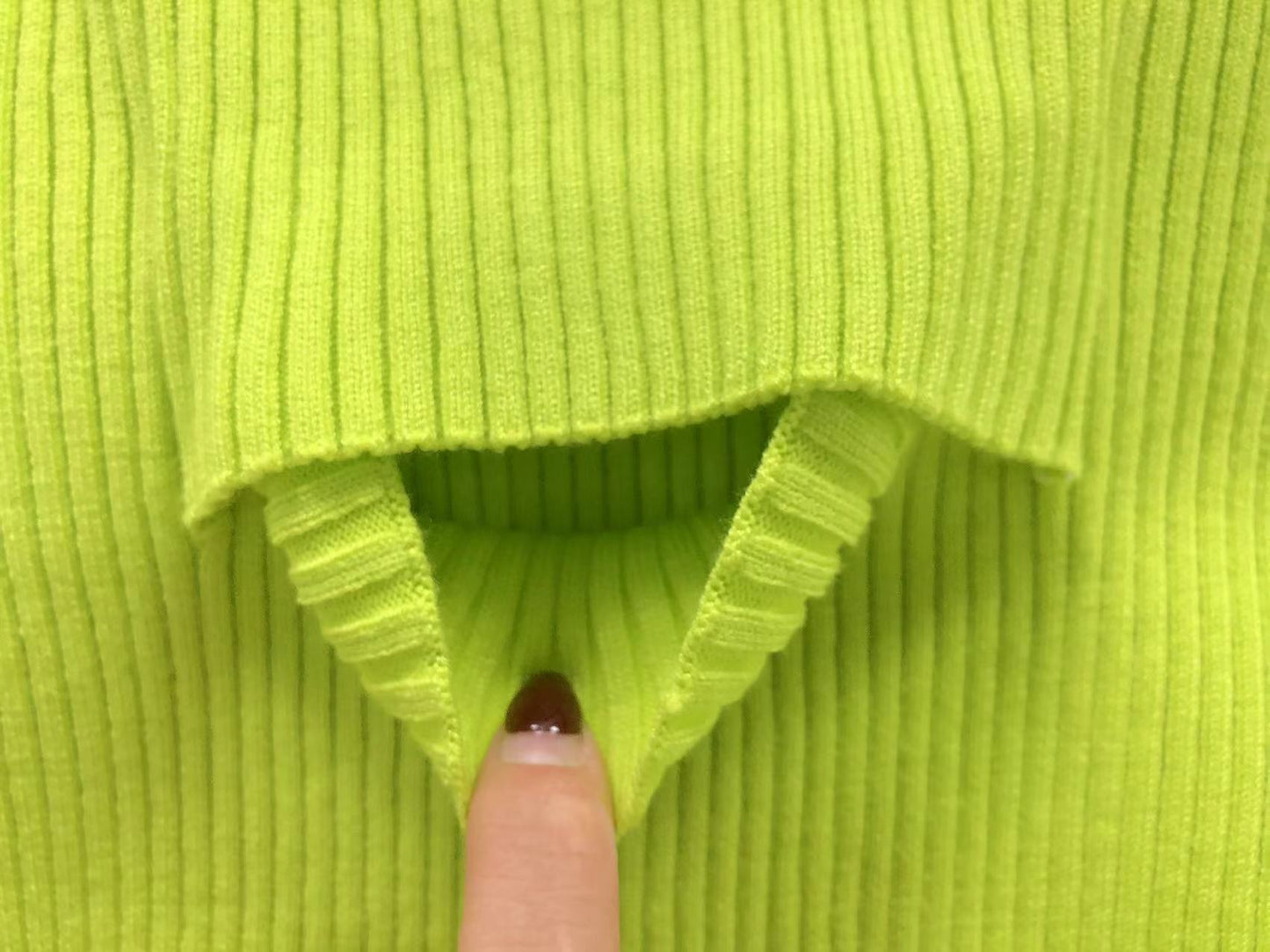 V - SWEATER