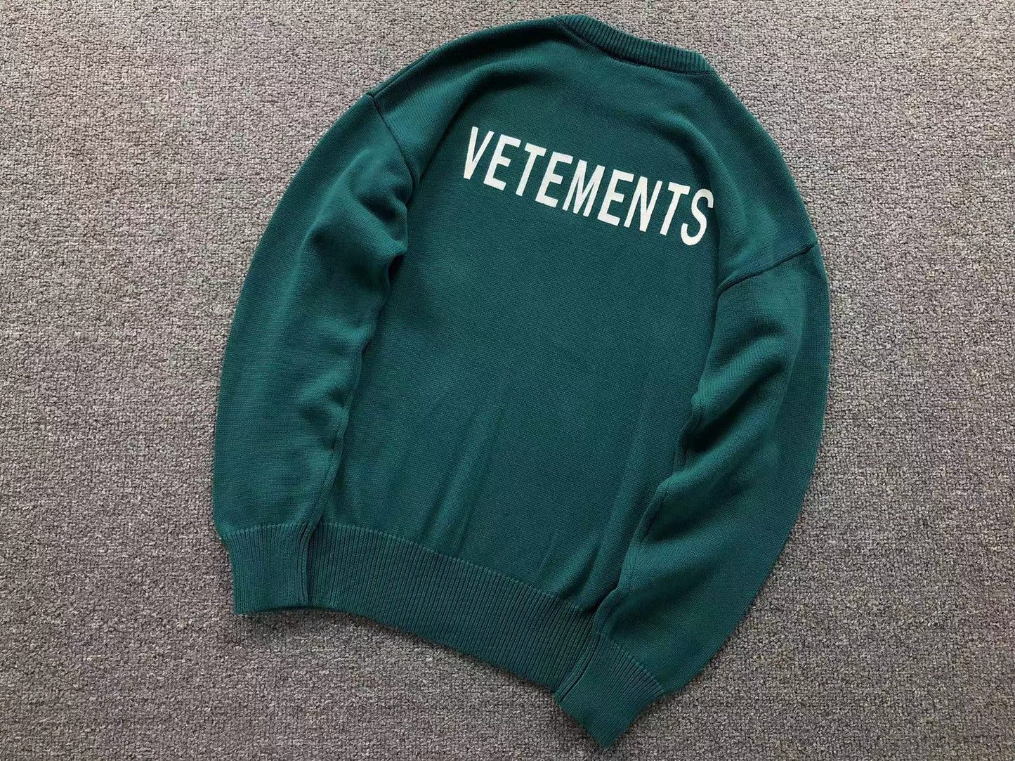 V - SWEATER