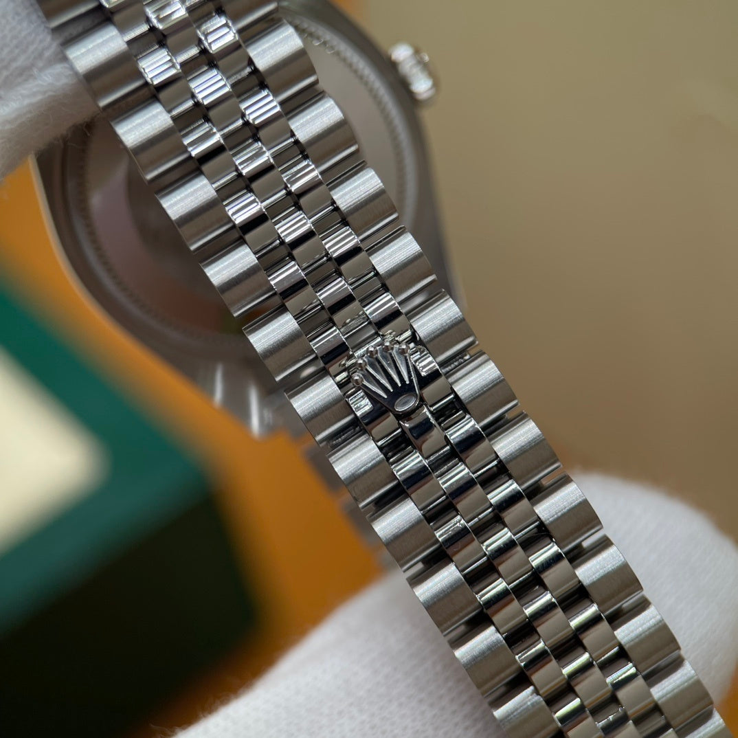 M - Watch