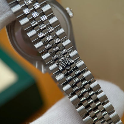 M - Watch