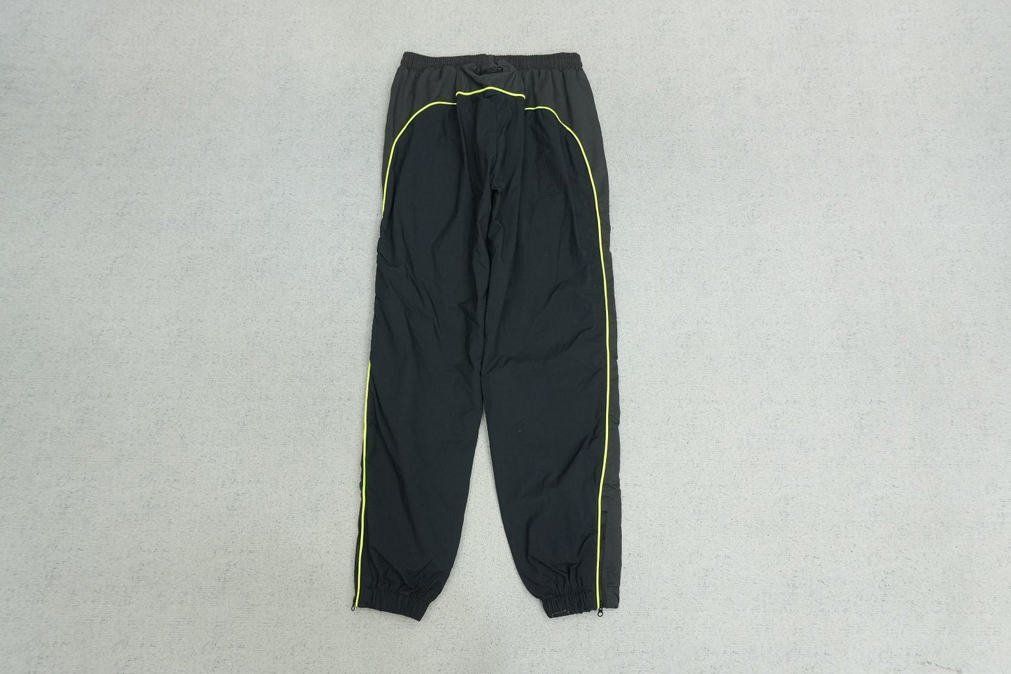 S - SWEATPANTS
