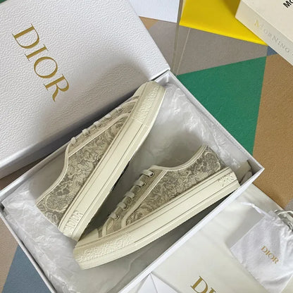 D - SNEAKERS