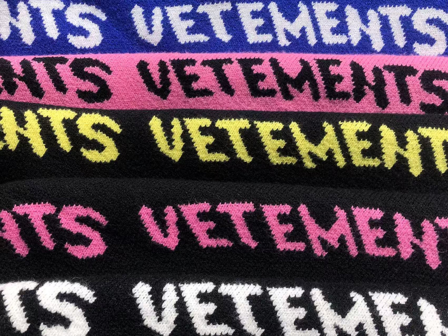 V - SWEATER